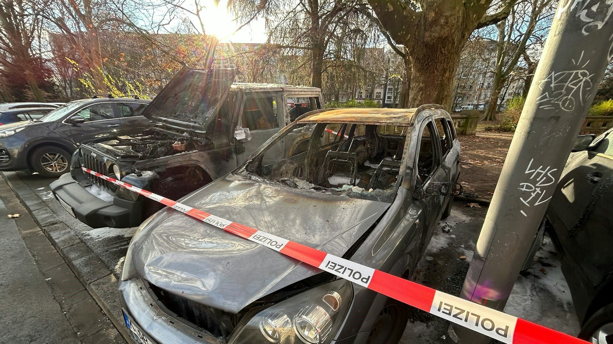 Ausgebrannte Autos in der Kölner Südstadt.