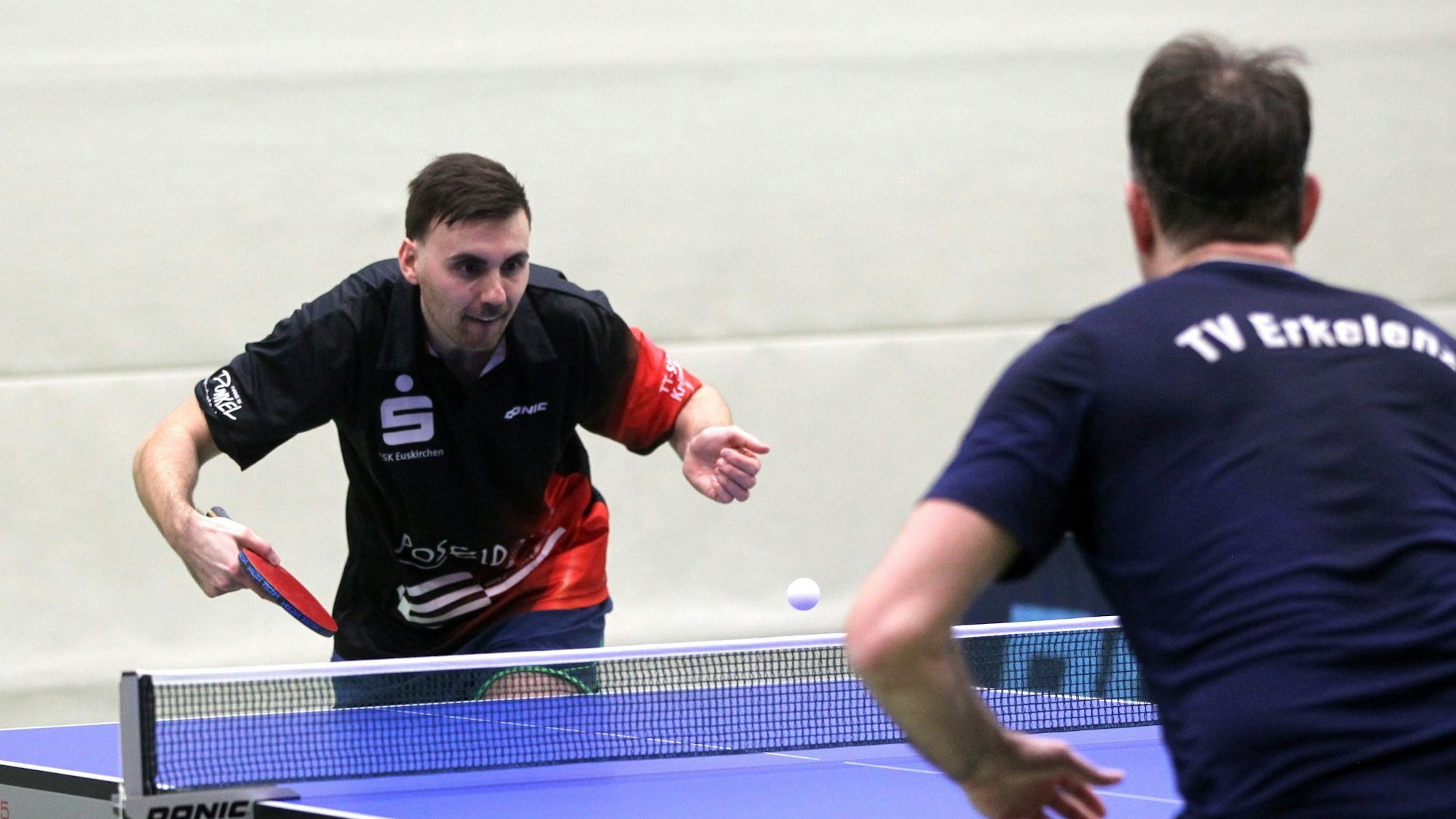 Vernichs Christian Schorn blickt konzentriert auf den Ball. Im Vordergrund ist der Gegenspieler von hinten zu erkennen.