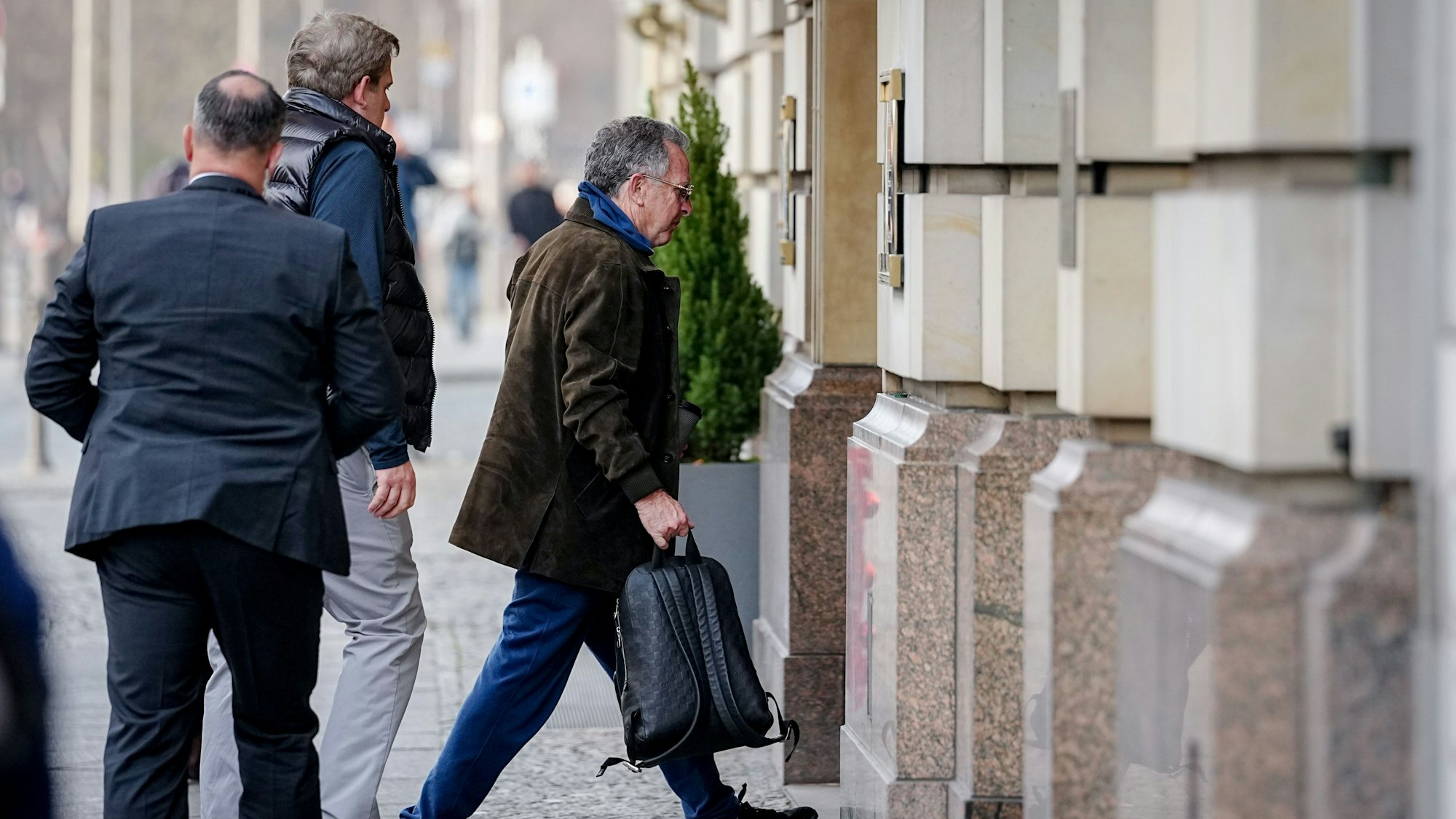 Steve Witkoff, Sondergesandter der Vereinigten Staaten, kommt am Sonntag (14. Dezember) am Berliner Hotel Adlon an.