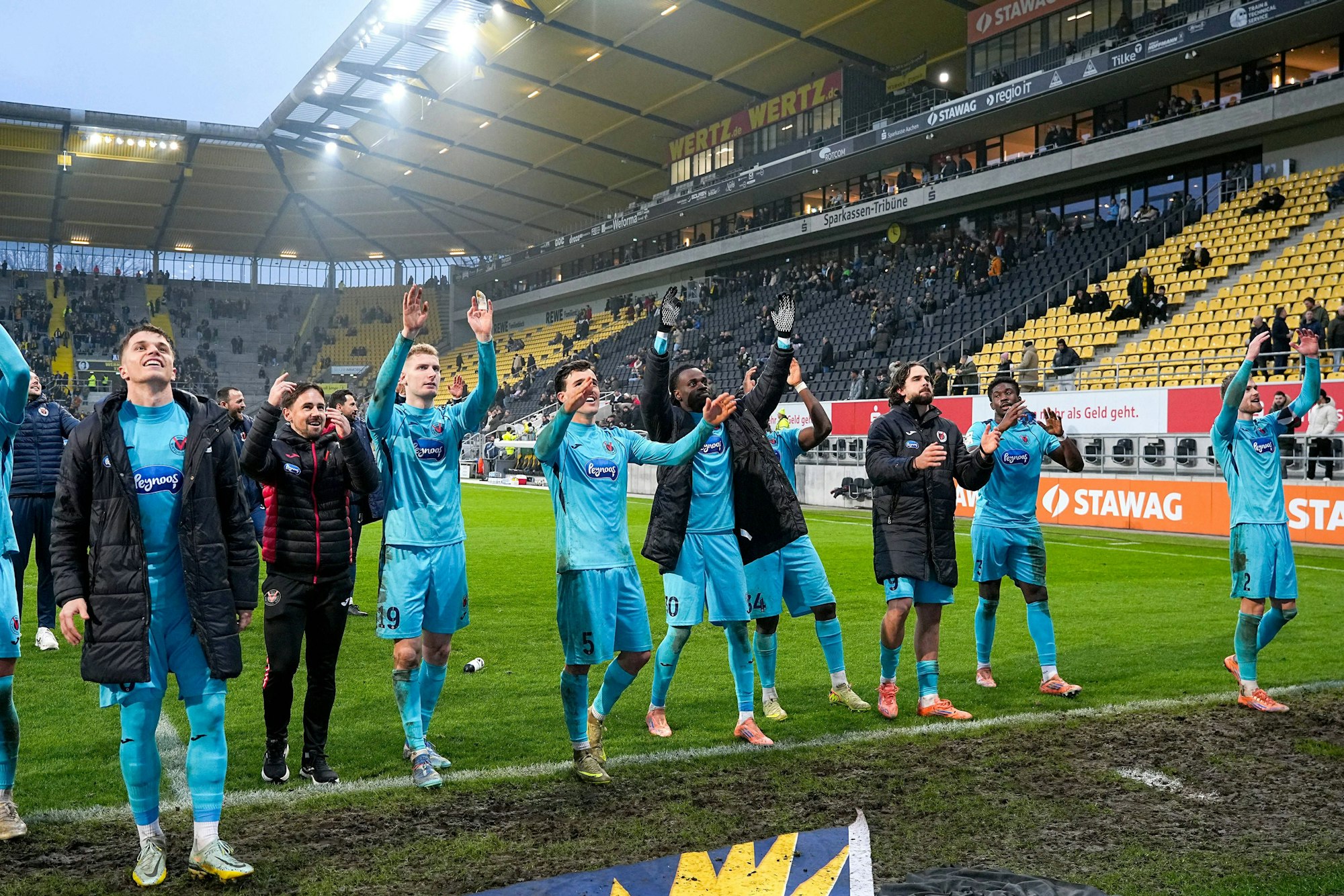 13.12.2025, xydrx, Fußball, 3.Liga, TSV Alemannia Aachen - FC Viktoria Köln, Saison 2025 2026, Tivoli: Meiko Sponsel FC Viktoria Köln 19 Leonhard Muenst FC Viktoria Köln 5 Yannick Tonye FC Viktoria Köln 30 Frank Ronstadt FC Viktoria Köln 34 Lex-Tyger Lobinger FC Viktoria Köln 9 Lars Dietz FC Viktoria Köln 2 feiern den 3:0 Sieg DFB regulations prohibit any use of photographs as image sequences and or quasi-video. Photo: xYannisxDreimannxPressefotoKochx Nordrhein-Westfahlen Deutschland *** 13 12 2025, xydrx, Football, 3 Liga, TSV Alemannia Aachen FC Viktoria Köln, Season 2025 2026, Tivoli Meiko Sponsel FC Viktoria Köln 19 Leonhard Muenst FC Viktoria Köln 5 Yannick Tonye FC Viktoria Köln 30 Frank Ronstadt FC Viktoria Köln 34 Lex Tyger Lobinger FC Viktoria Köln 9 Lars Dietz FC Viktoria Köln 2 celebrate the 3 0 victory DFB regulations prohibit any use of photographs as image sequences and or quasi video Photo xYannisxDreimannxPressefotoKochx Nordrhein Westfahlen Germany