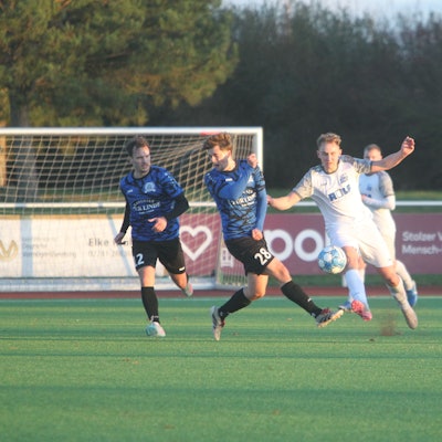 Augen zu und durch: Hertha-Akteur Leon Pagels (links) und Mathis Einheuser vom SC Uckerath.
