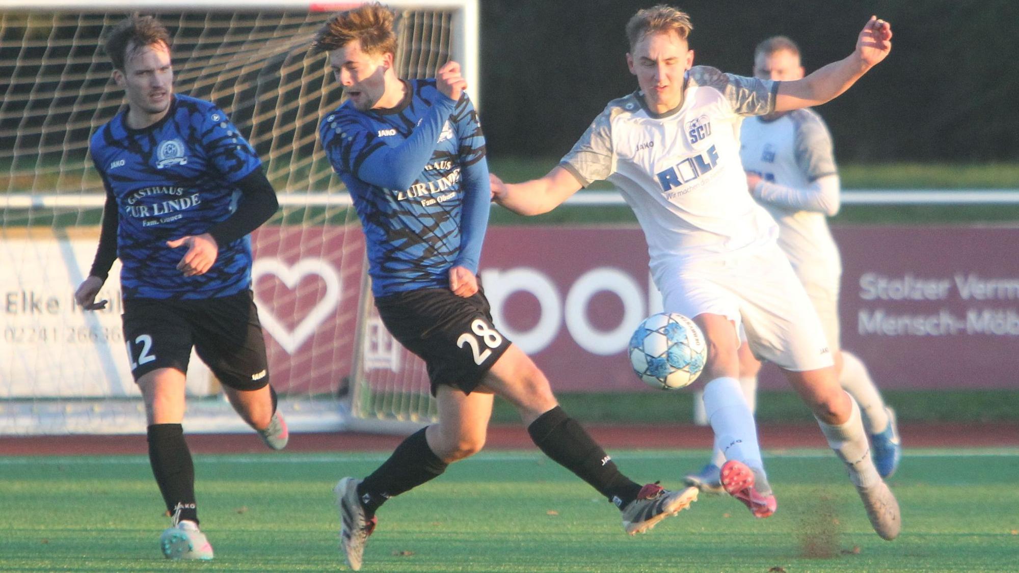 Augen zu und durch: Hertha-Akteur Leon Pagels (links) und Mathis Einheuser vom SC Uckerath.