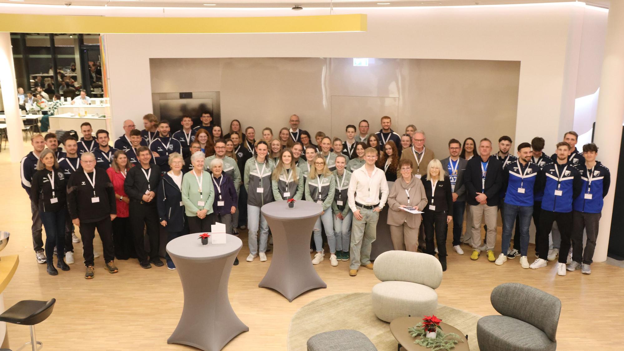 Zu sehen ist ein Gruppenbild der geehrten Sportler.