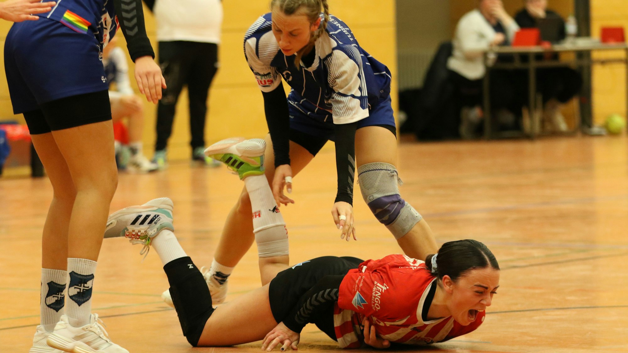 Svenja Bank liegt schreiend auf dem Boden. Eine Gegenspielerin bückt sich zu ihr hinab.