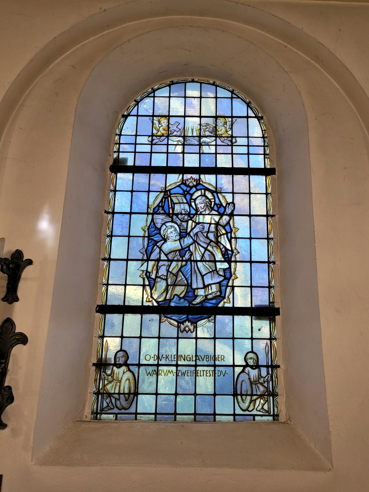 Eines der drei Glasfenster in der Kapelle.