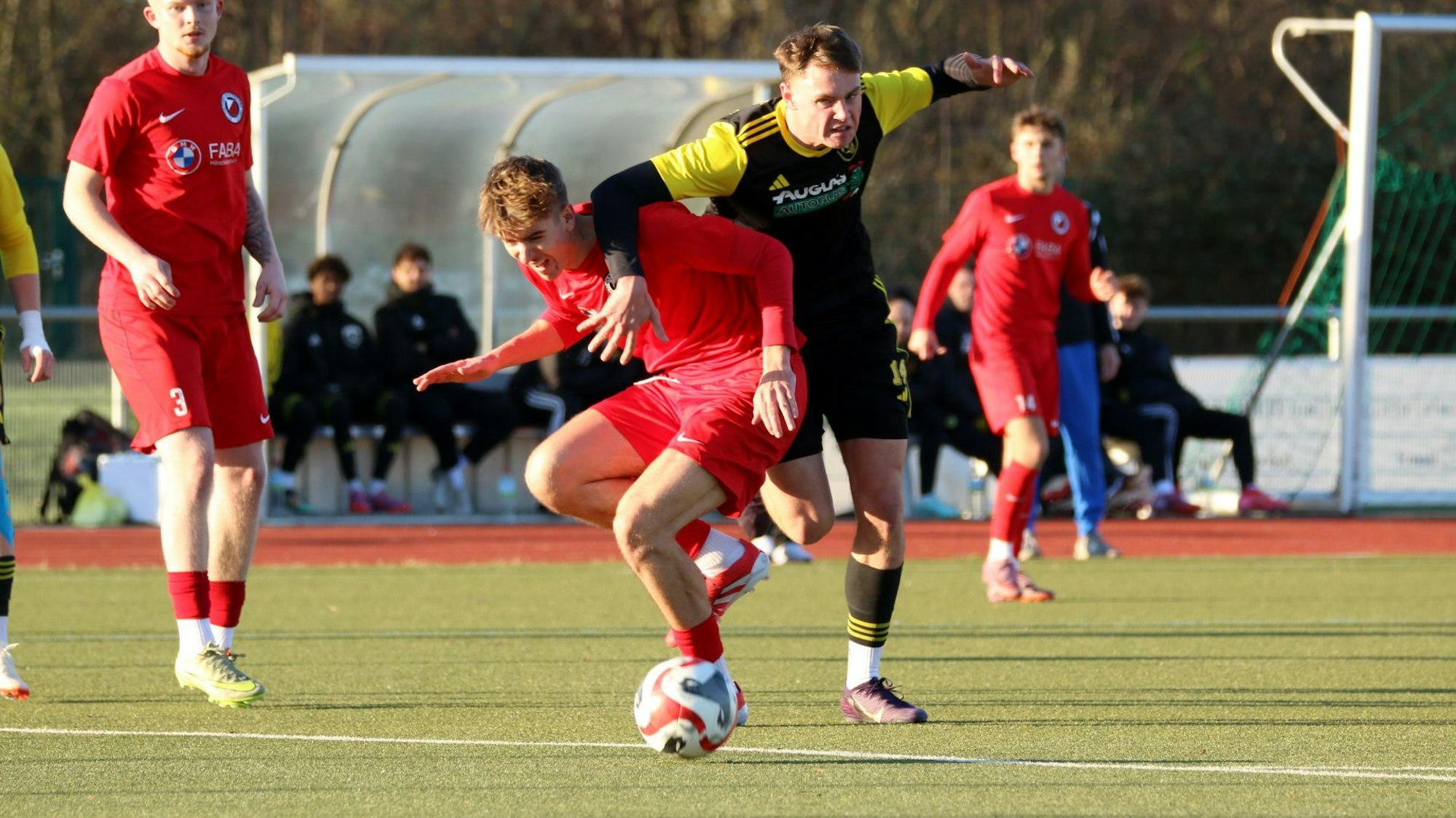 Colin Greis versucht mit einem Arm, den Gegenspieler wegzudrücken.