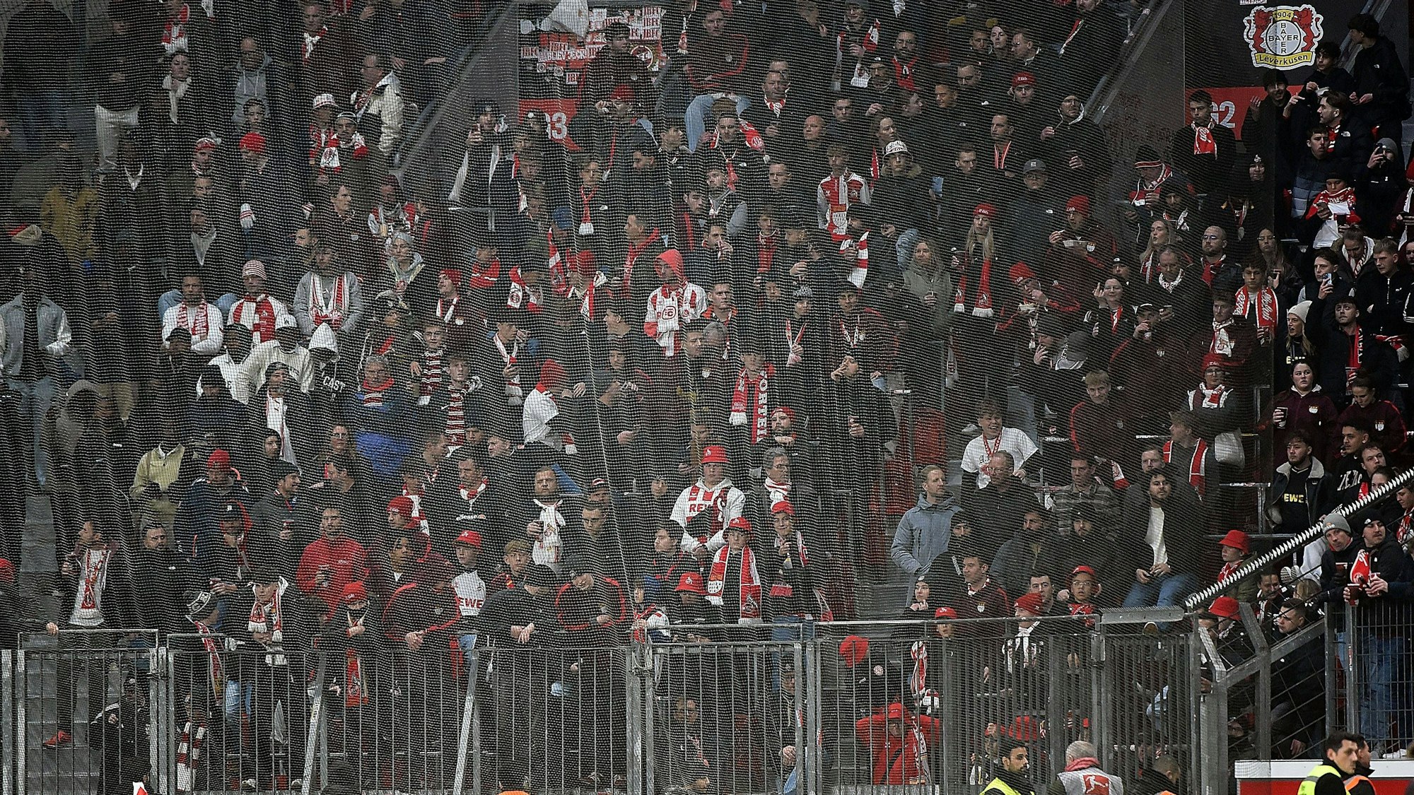Durch den Boykott der aktiven Fanszene des 1. FC Köln klafften im Gästeblock der BayArena deutliche Lücken.