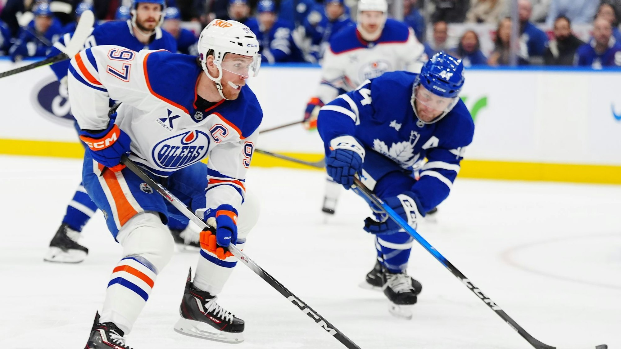 Connor McDavid (l) erzielte zwei Tore bei Edmontons Sieg in Toronto.