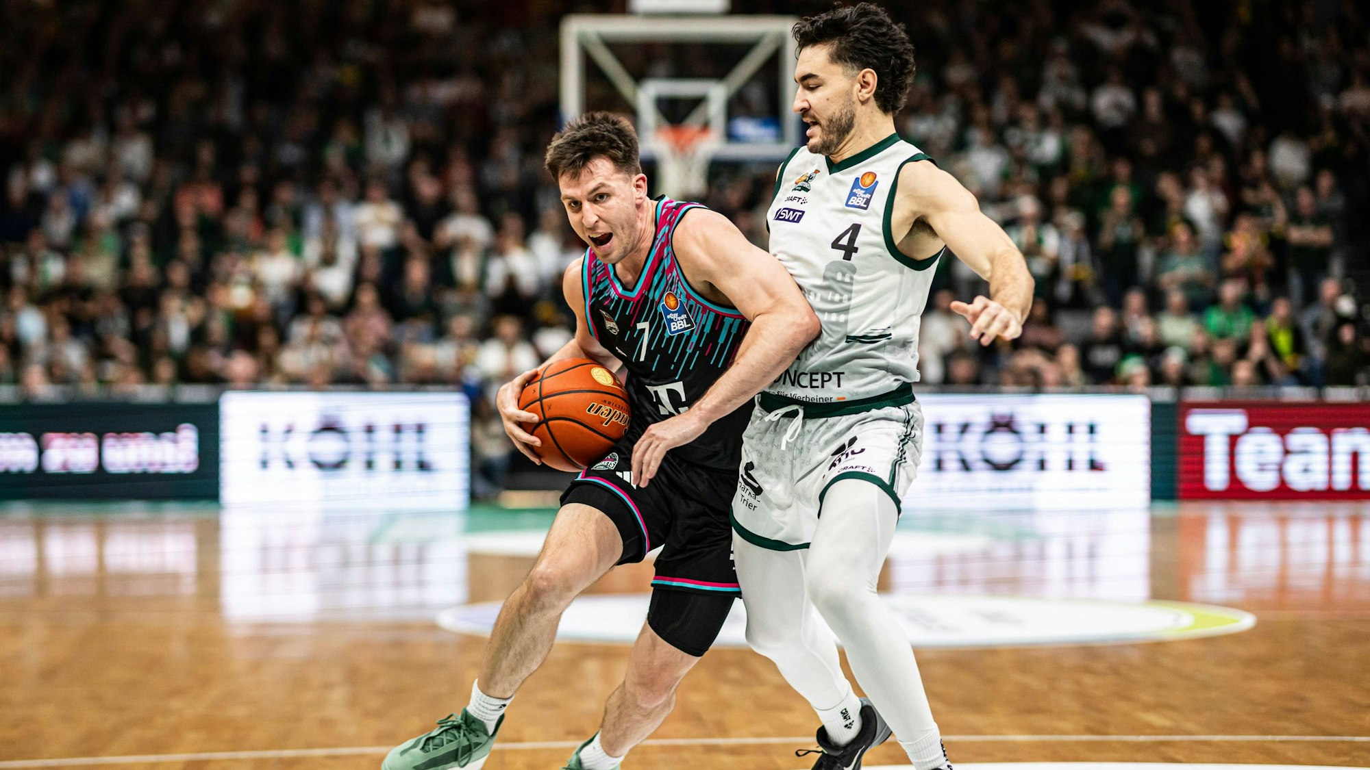 Bonns Topscorer Grayson Murphy (links) zieht gegen den Trierer Clayton Guillozet zum Korb.