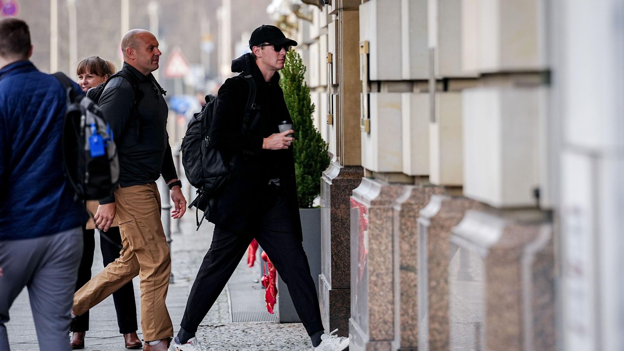 14.12.2025: Jared Kushner (r.), Unternehmer und ehemaliger Chefberater des Präsidenten der Vereinigten Staaten, kommt am Hotel Adlon in Berlin an.