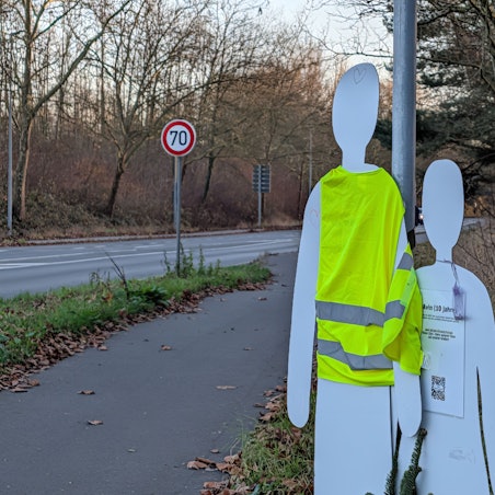 Das Foto zeigt die Gedenkstätte für die beiden getöteten jungen Menschen am Rand der Frechener Straße.
