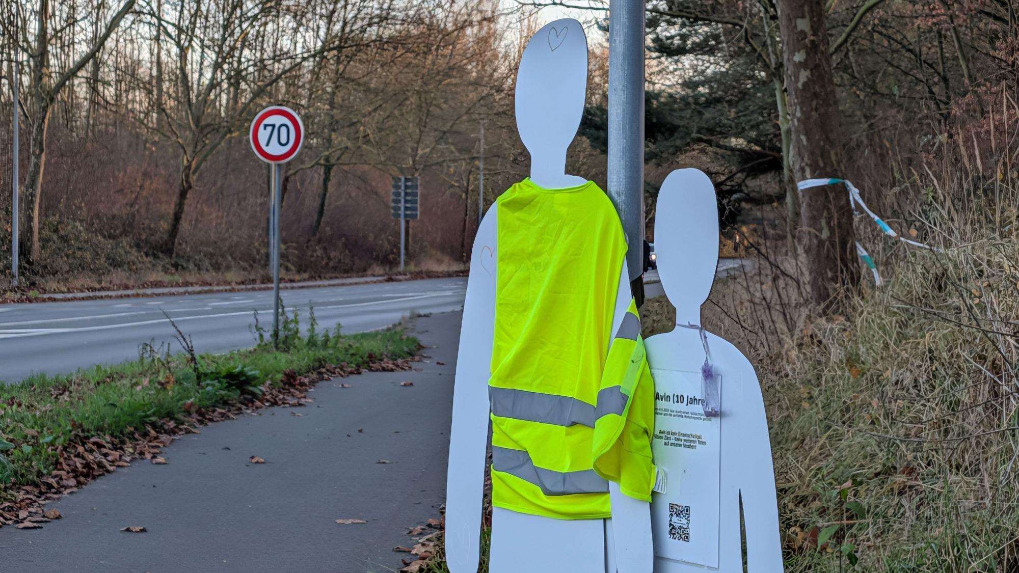 Das Foto zeigt die Gedenkstätte für die beiden getöteten jungen Menschen am Rand der Frechener Straße.