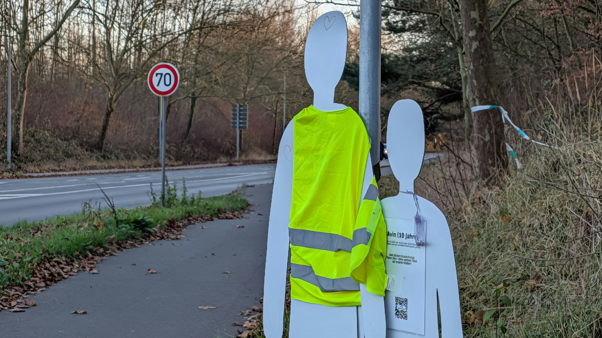 Das Foto zeigt die Gedenkstätte für die beiden getöteten jungen Menschen am Rand der Frechener Straße.