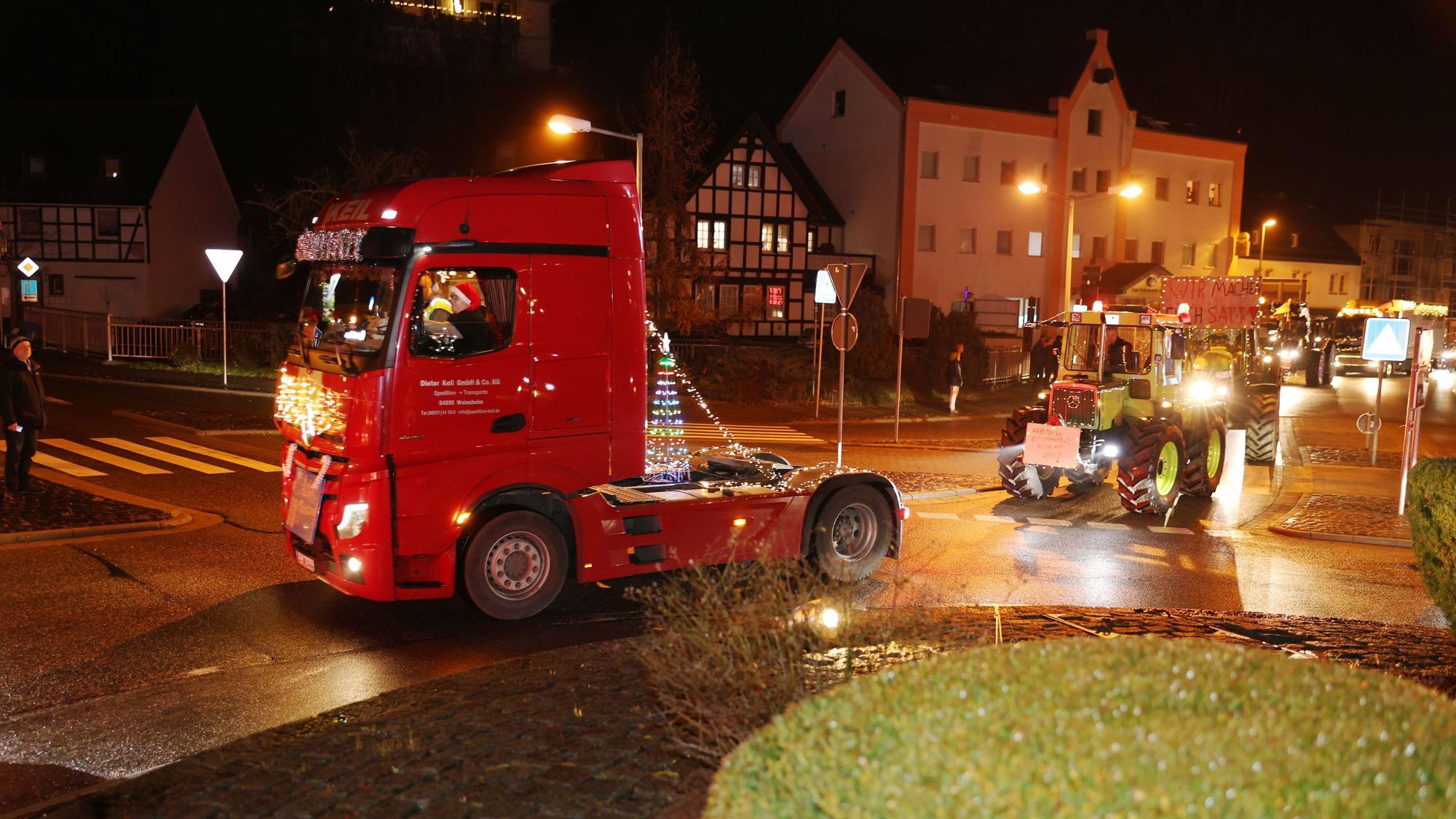 Lastwagen und Traktoren der Lichterfahrt am Kreisverkehr in Schleiden.