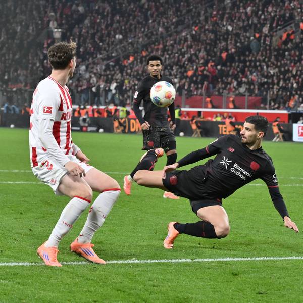 Martin Terrier erzielt akrobatisch mit seiner rechten Hacke das Tor zum 1:0 für Bayer 04 Leverkusen gegen den 1. FC Köln.
