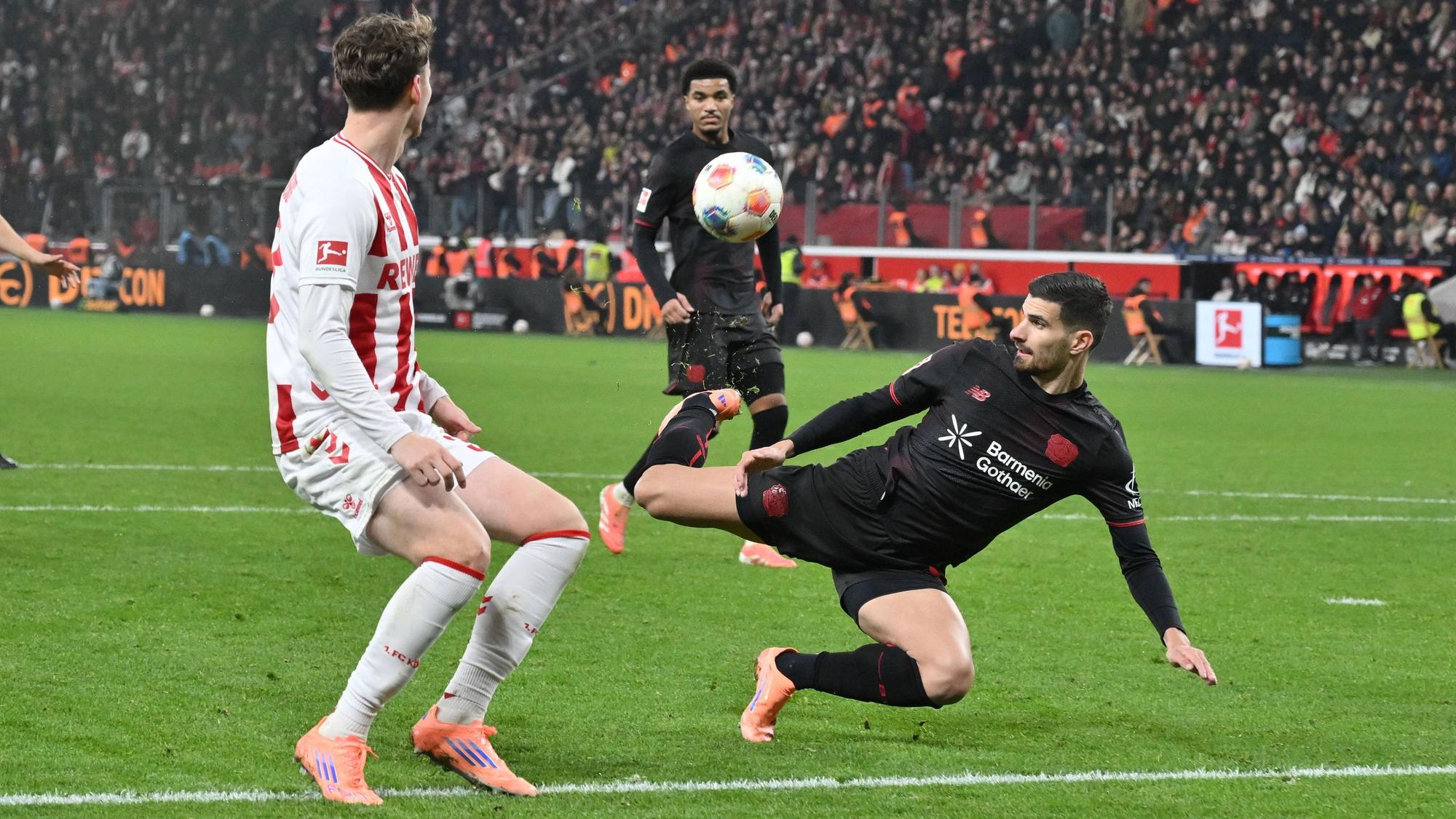 Martin Terrier erzielt akrobatisch mit seiner rechten Hacke das Tor zum 1:0 für Bayer 04 Leverkusen gegen den 1. FC Köln.