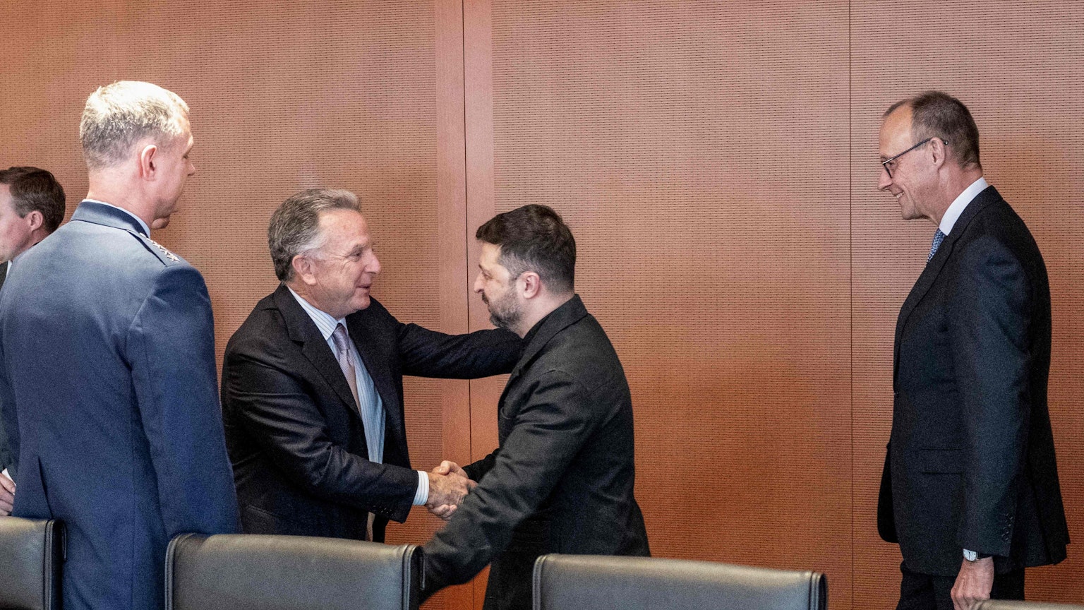 Bundeskanzler Friedrich Merz, US-Sondergesandter Steve Witkoff und der ukrainische Präsident Selenskyj begrüßen einander am 14. Dezember vor den Verhandlungen zum Frieden in der Ukraine in Berlin.