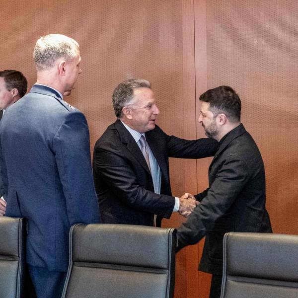 Bundeskanzler Friedrich Merz, US-Sondergesandter Steve Witkoff und der ukrainische Präsident Selenskyj begrüßen einander am 14. Dezember vor den Verhandlungen zum Frieden in der Ukraine in Berlin.