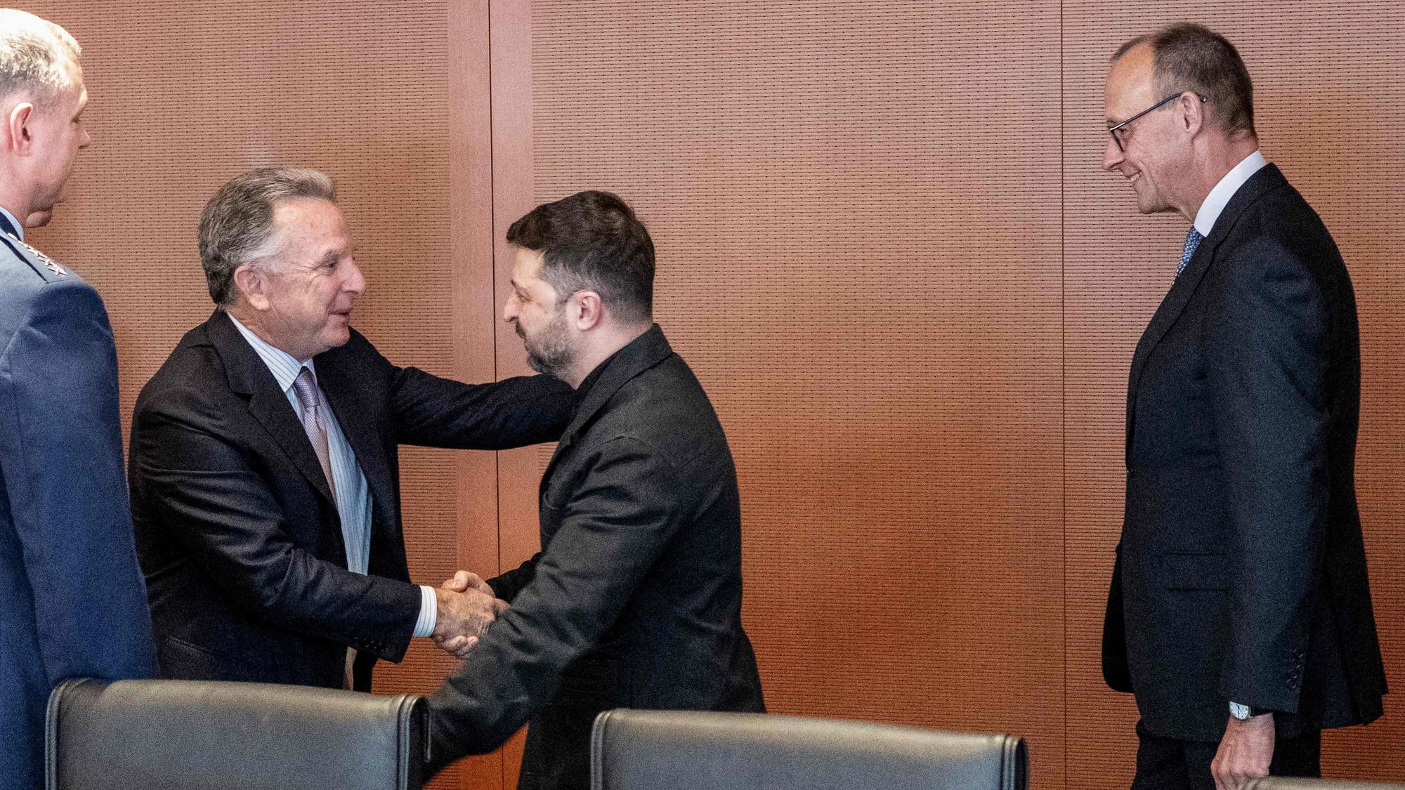 Bundeskanzler Friedrich Merz, US-Sondergesandter Steve Witkoff und der ukrainische Präsident Selenskyj begrüßen einander am 14. Dezember vor den Verhandlungen zum Frieden in der Ukraine in Berlin.