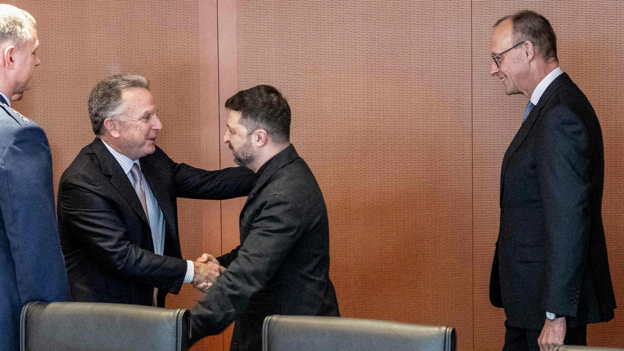Bundeskanzler Friedrich Merz, US-Sondergesandter Steve Witkoff und der ukrainische Präsident Selenskyj begrüßen einander am 14. Dezember vor den Verhandlungen zum Frieden in der Ukraine in Berlin.