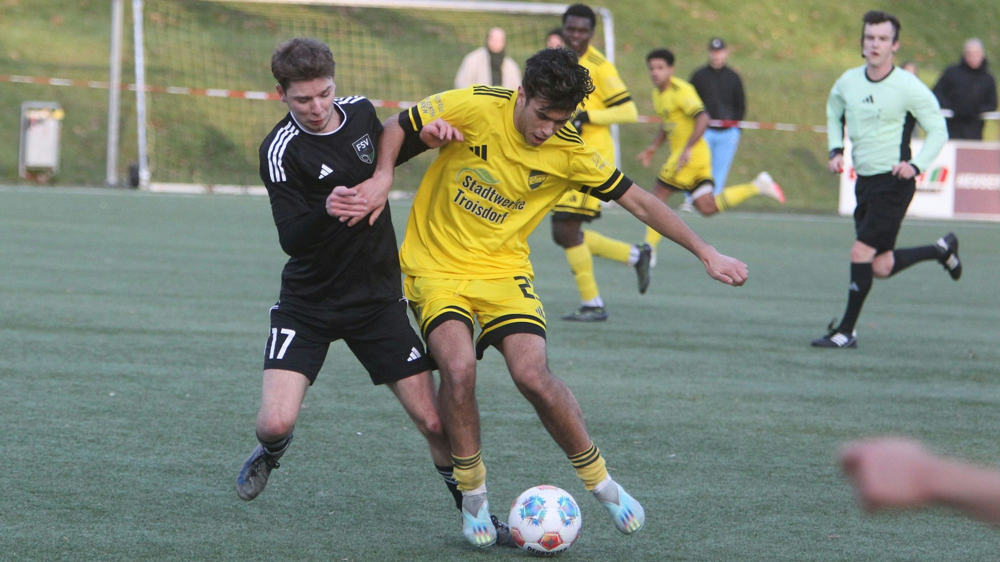 Schenken sich nichts: Tim Dreilich (links) vom FSV Neunkirchen-Seelscheid und Elias Oulahyane vom 1. FC Spich.