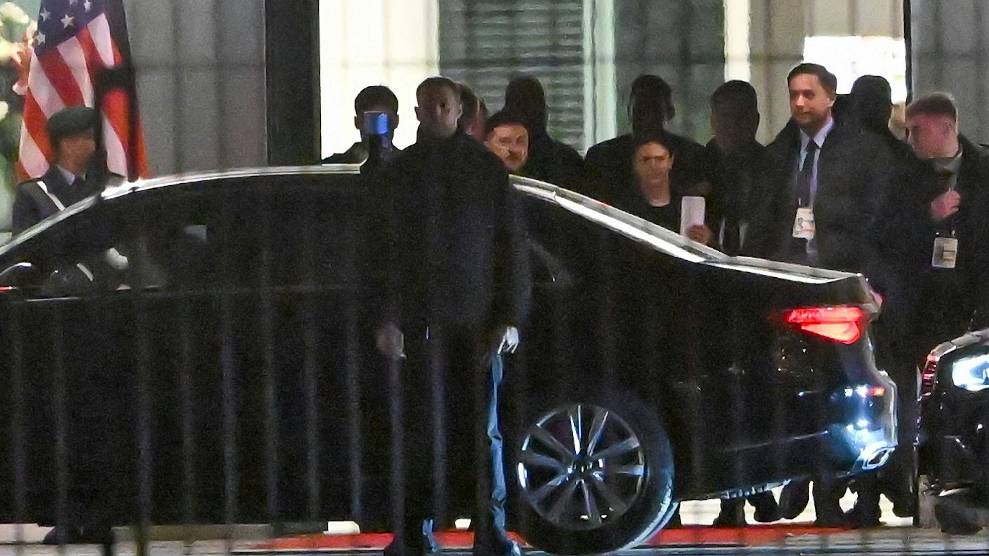 Der ukrainische Präsident Selenskyj wurde beim Verlassen des Kanzleramts gesichtet. Die Verhandlungen sollen am Folgetag fortgeführt werden.