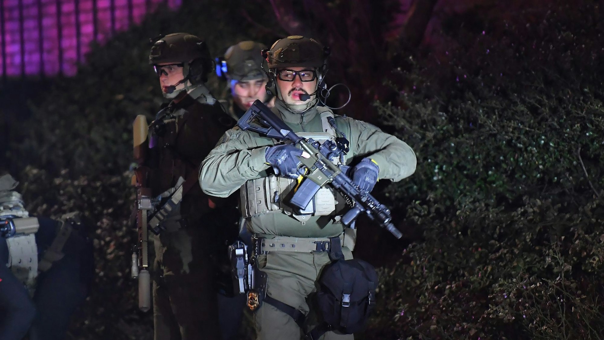 Polizeikräfte sichern das Gelände.