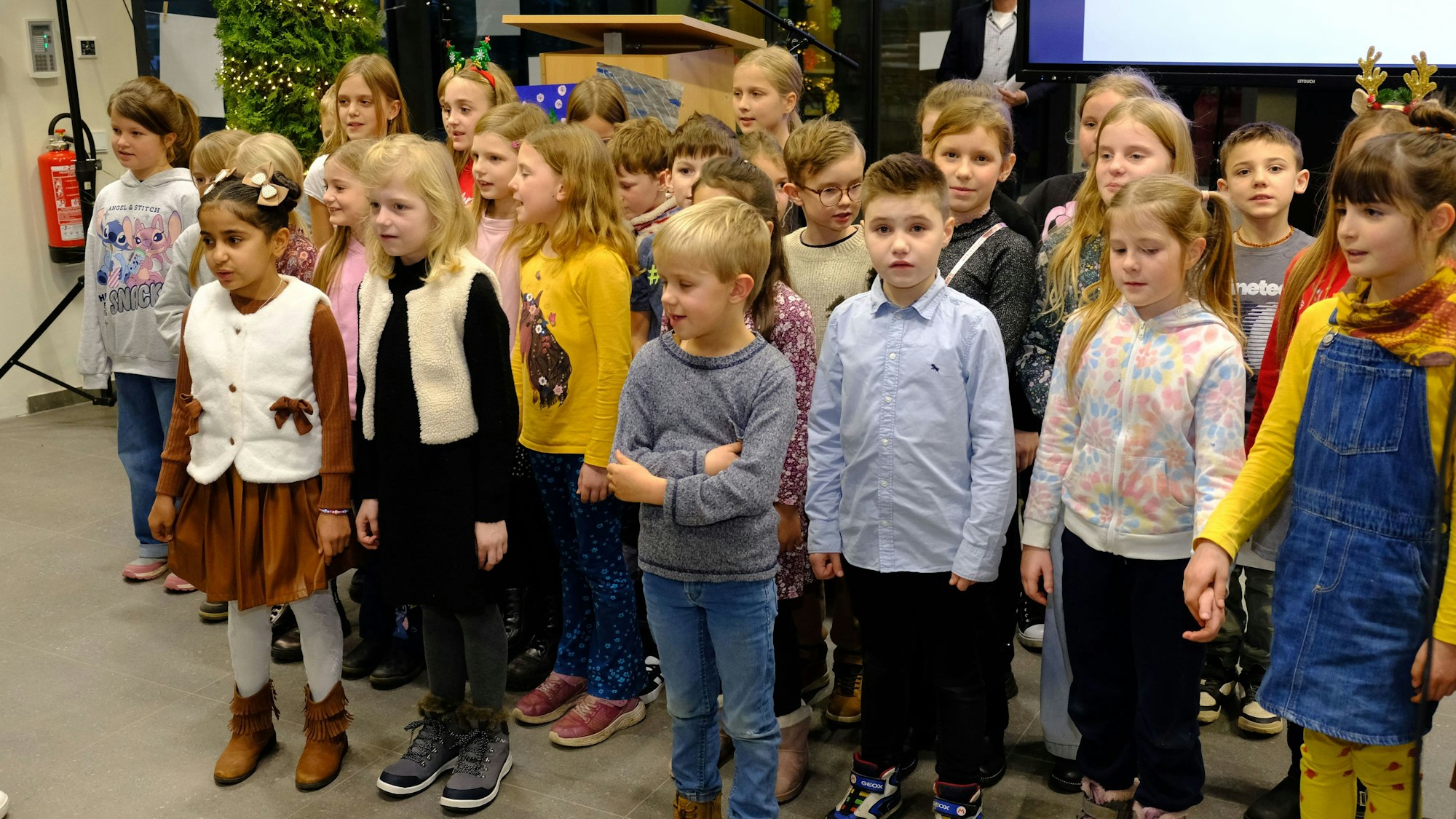 Bei der Einweihungsfeier der Gemeinschaftsgrundschule Firmenich-Obergartzem singt der Schulchor.