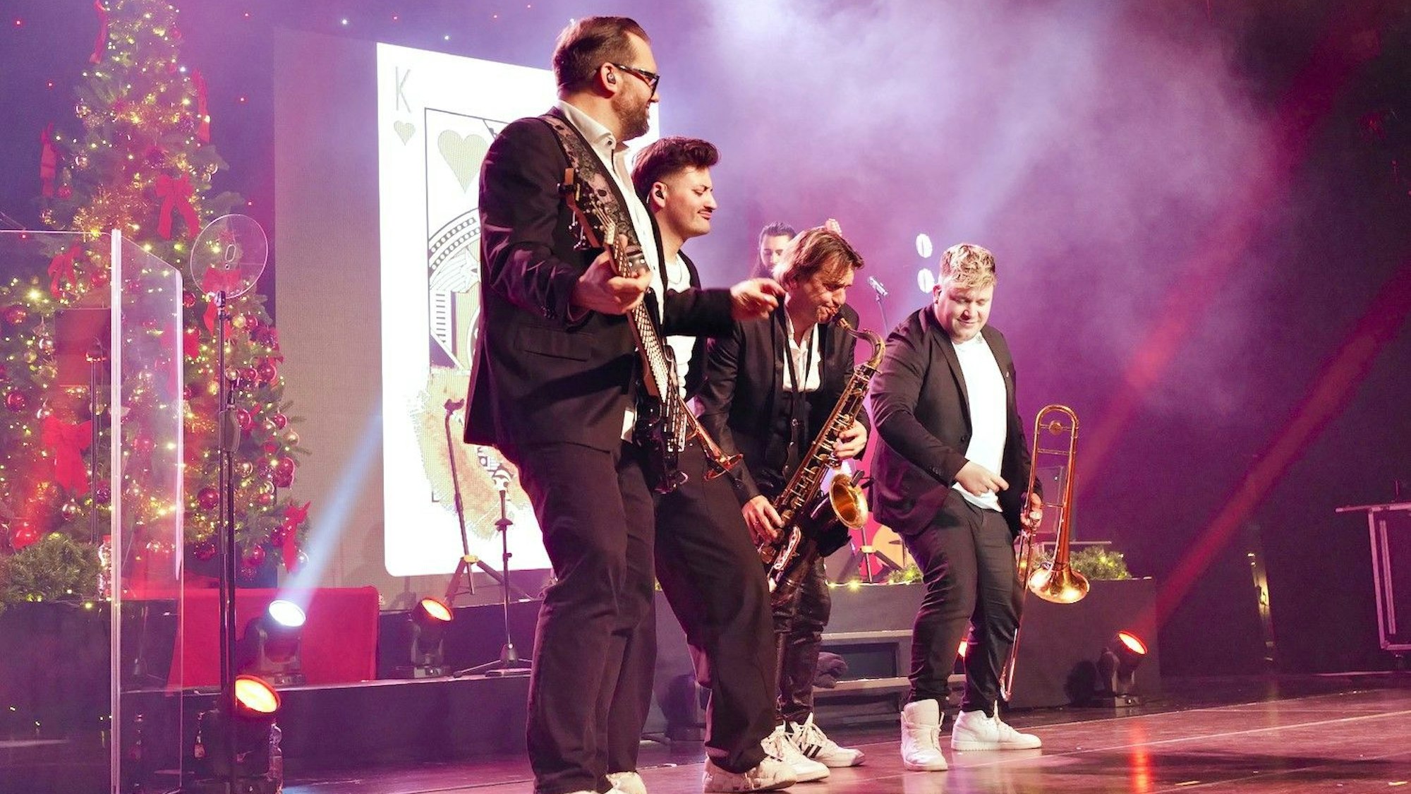 Alle Höhner-Herren zeigten sich beim Konzert in Siegburg als versierte Sänger, Jens Streifling (2.v.r.) veredelte „Baker Street“ mit dem bekannten Saxofon-Solo