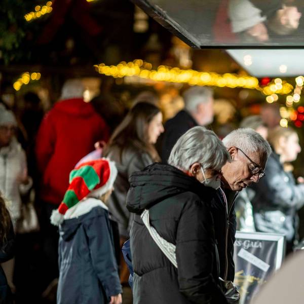 Besucher des Weihnachtsdorfs auf dem Alten Markt in Euskirchen.