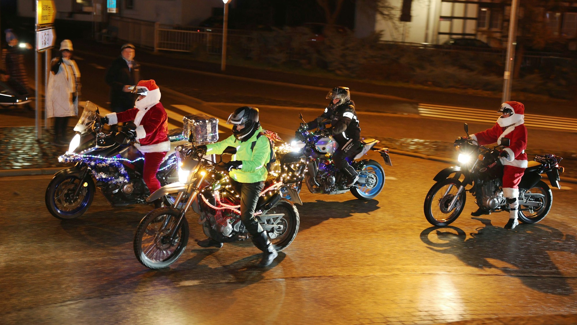 Zwei Nikoläuse auf Motorrädern und zwei weitere Motorräder passieren den Kreisel in Schleiden.