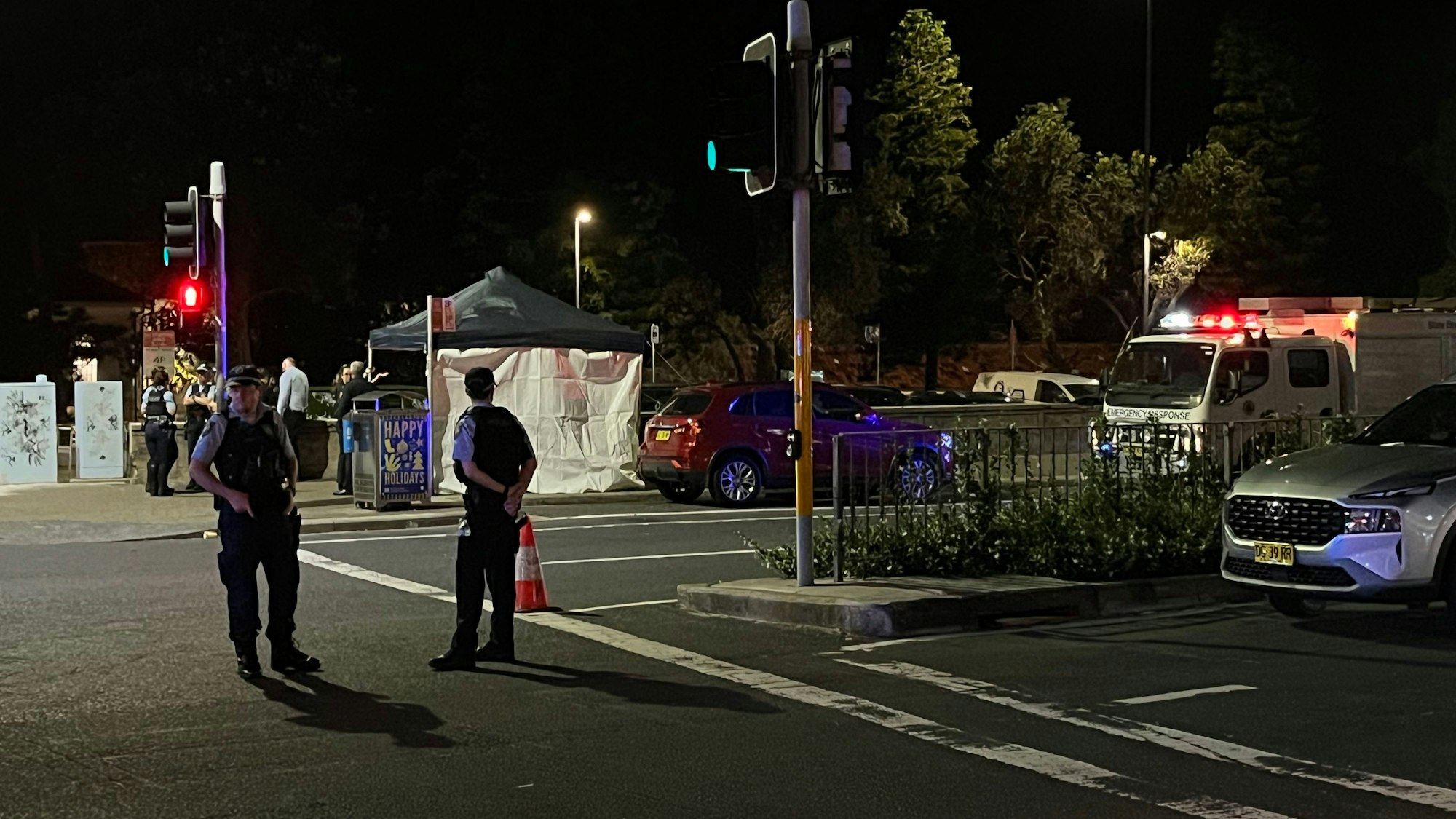 14.12.2025, Australien, Sydney: Der Schauplatz eines Angriffs mit mehreren Toten am Bondi Beach in Sydney. Foto: Marc Kalpidis/dpa +++ dpa-Bildfunk +++