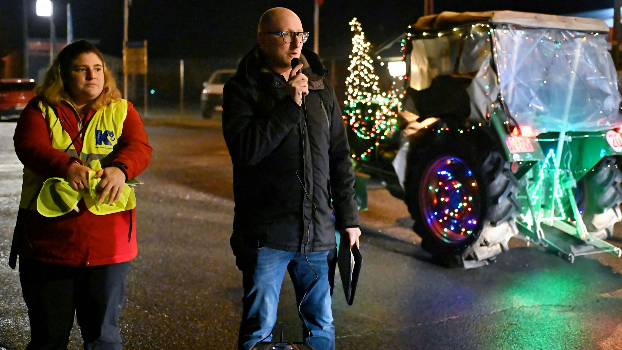 Der Bürgermeister spricht vor dem Start zu den Teilnehmern der Lichterfahrt, neben ihm die Organisatorin Sandra Hamacher.
