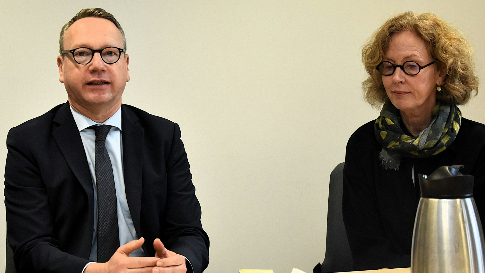 Die Leitende Regierungsdirektorin Renate Gadum mit Justizminister Dr. Benjamin Limbach.