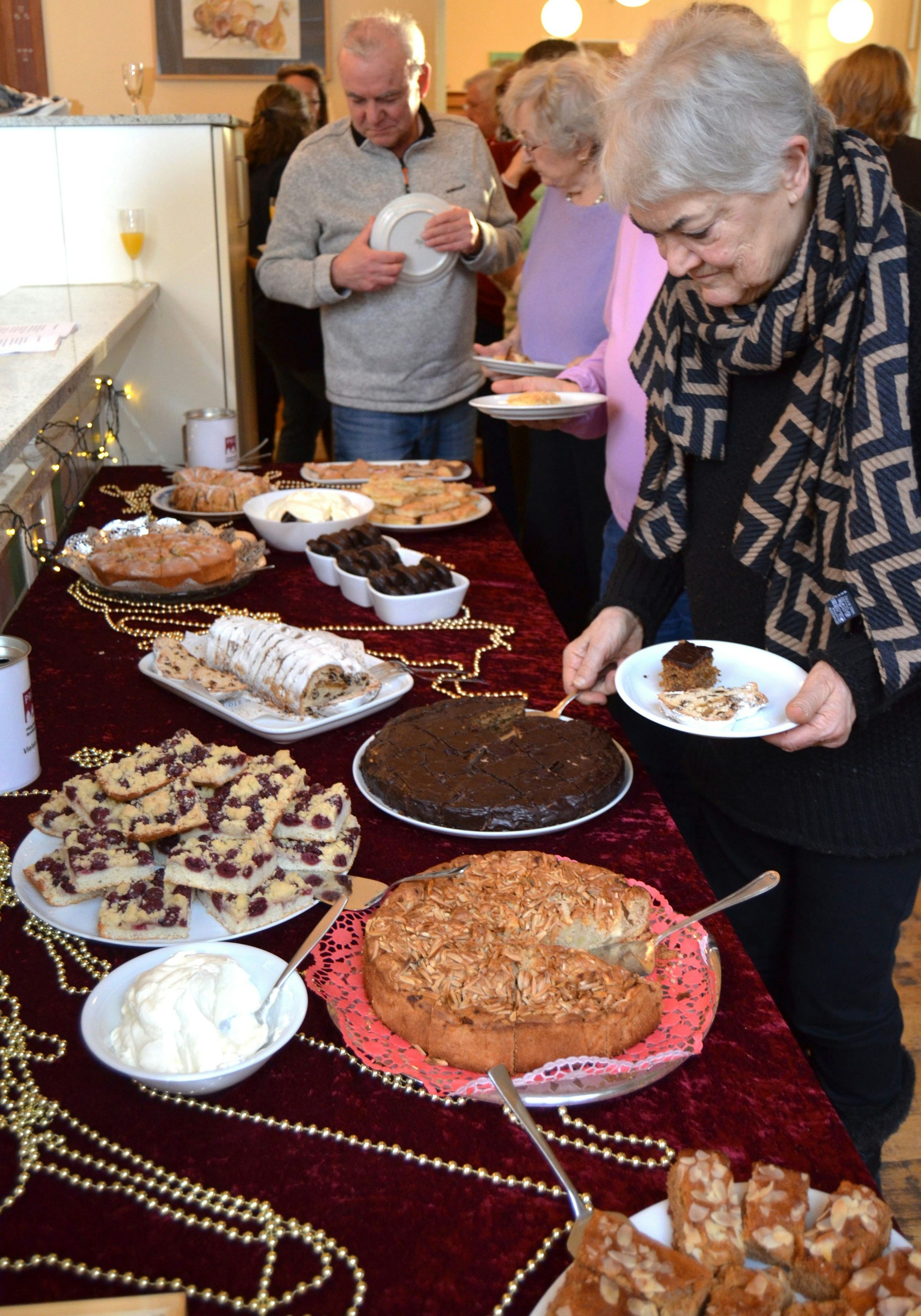 Ein großer Anziehungspunkt: Das vielseitige Kuchenbüfett. Die Begegnungsstätte Pro Treff in Bensberg lädt mit Unterstützung der Rundschau-Altenhilfe Teilnehmer und Dozenten der Kurse zur Adventsfeier ein.