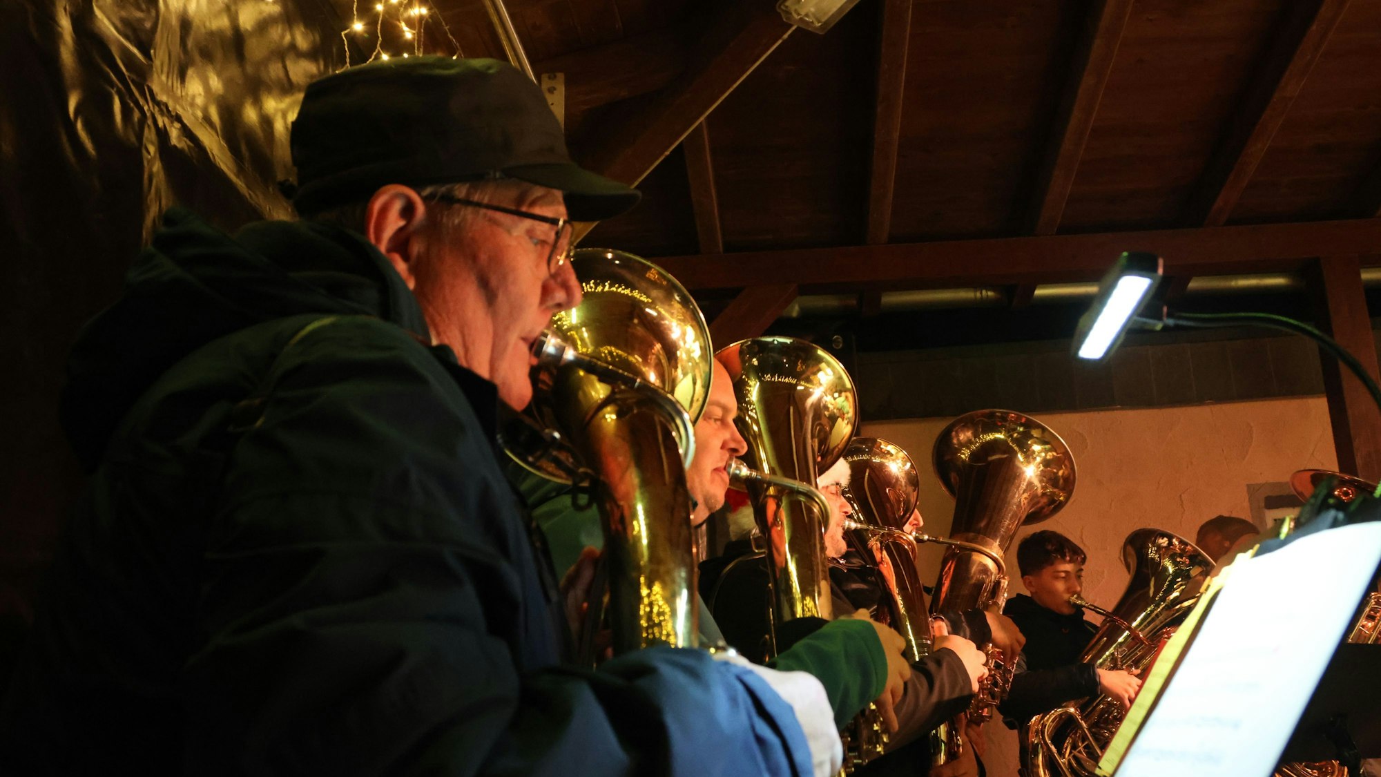 Auf die sanfte Art: Der Reichshofer Musikzug Bergerhof spielte unter dem Motto „Weihnachten unter der Alten Schule“. Extra leise spielte das Orchester, als die Kinder der Kita „Pusteblume“ ein Lied anstimmten.