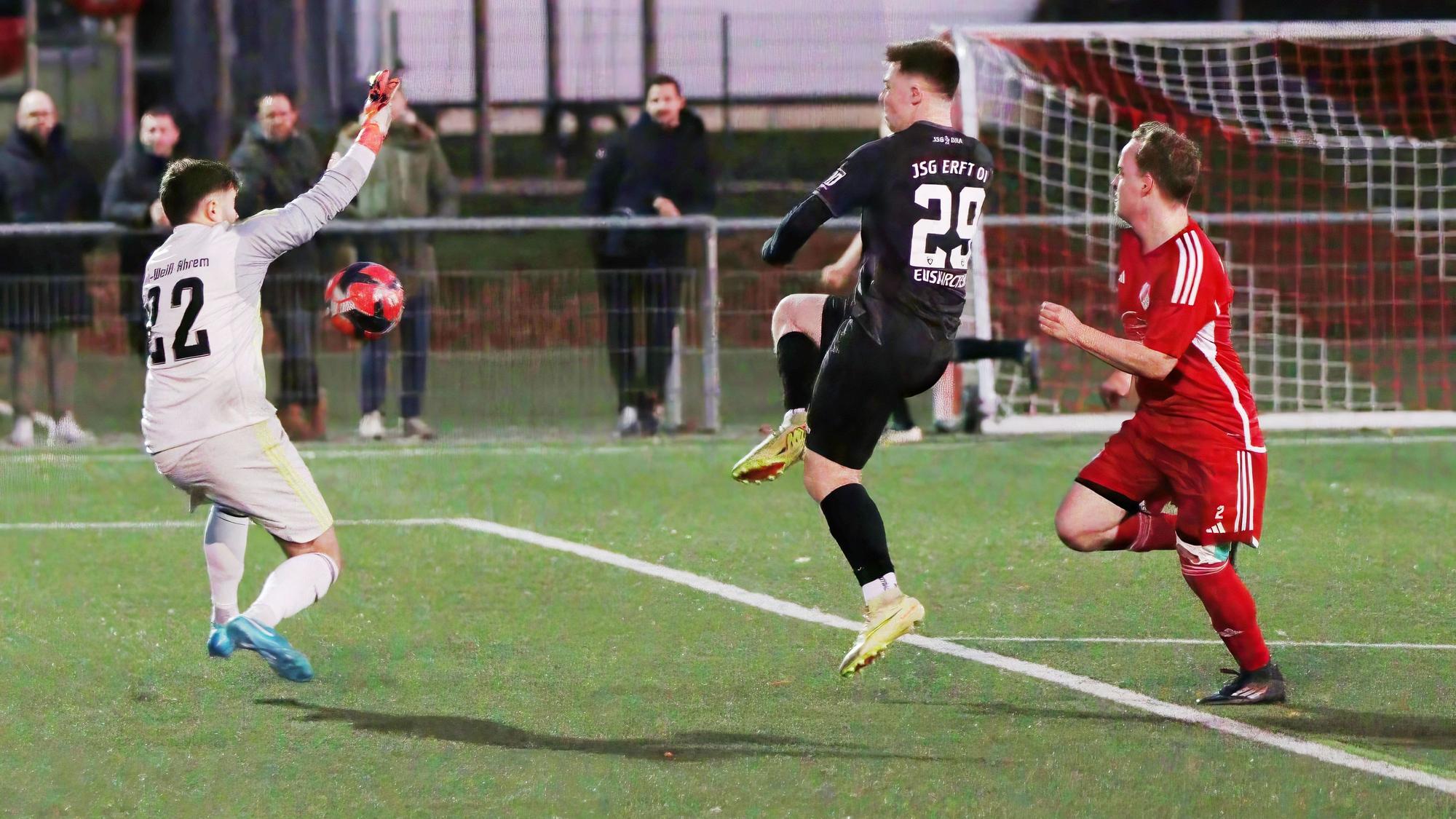 Der Ahremer Torwart wirft sich in einen Ball, den Ben Bungart geschossen hatte. Der Verteidiger kommt zu spät.