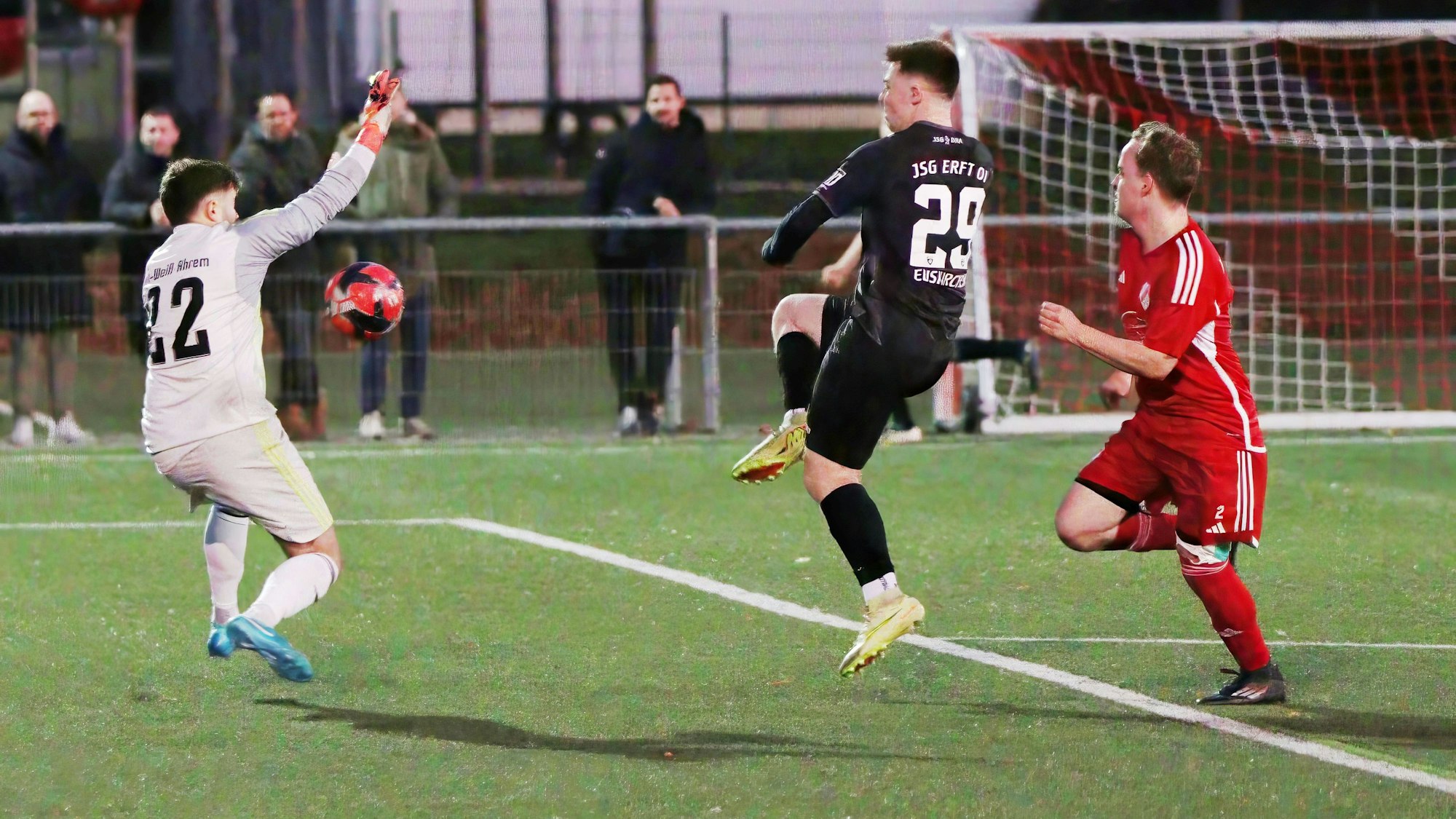 Der Ahremer Torwart wirft sich in einen Ball, den Ben Bungart geschossen hatte. Der Verteidiger kommt zu spät.