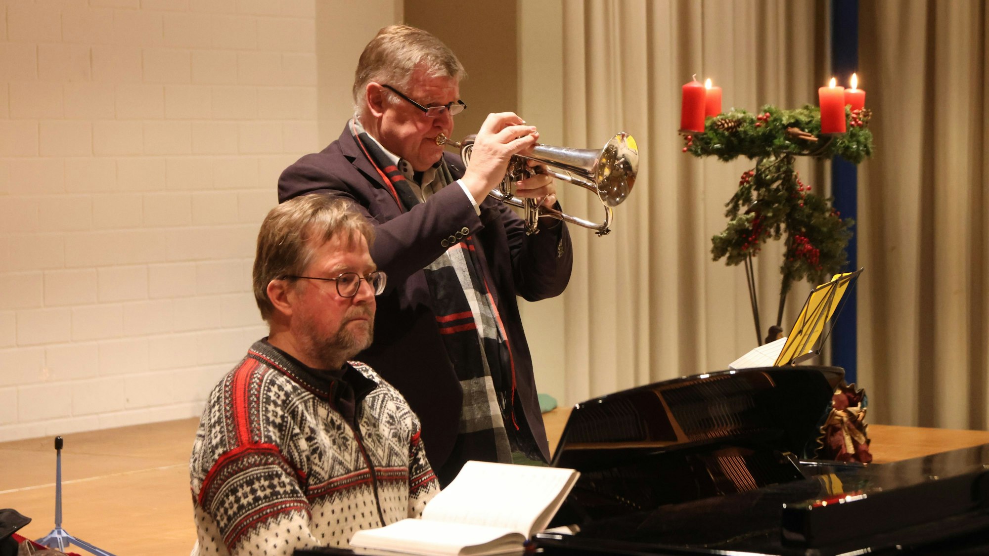 n froher Runde: Michael Bischof (l.) und Volker Jung luden im Waldbröler Pfarrheim zum Mitsingen ein.
