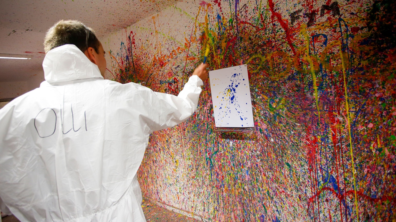 Teilnehmer Oliver kreiert sein Kunstwerk bei „Art Wave“.