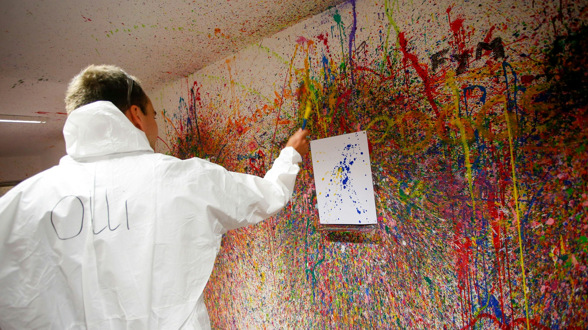 Teilnehmer Oliver kreiert sein Kunstwerk bei „Art Wave“.