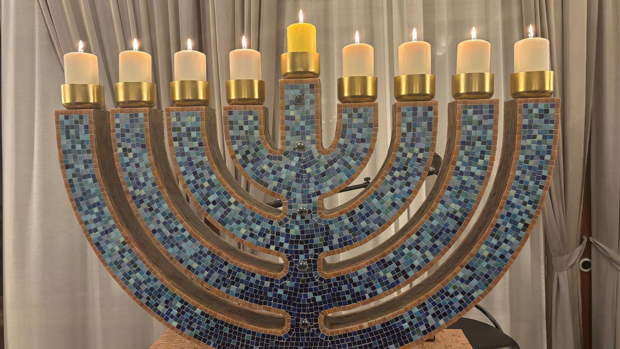 Eine Chanukkia, der Chanukka-Leuchter, steht in der Botschaft des Staates Israel in Berlin.
