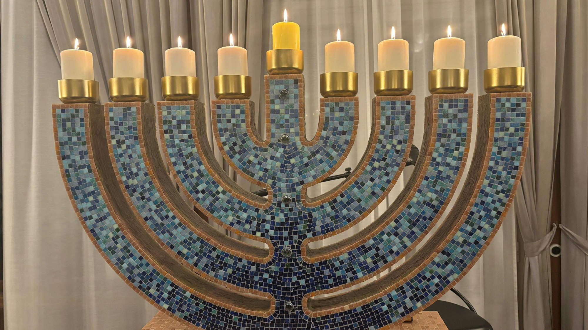 Eine Chanukkia, der Chanukka-Leuchter, steht in der Botschaft des Staates Israel in Berlin.