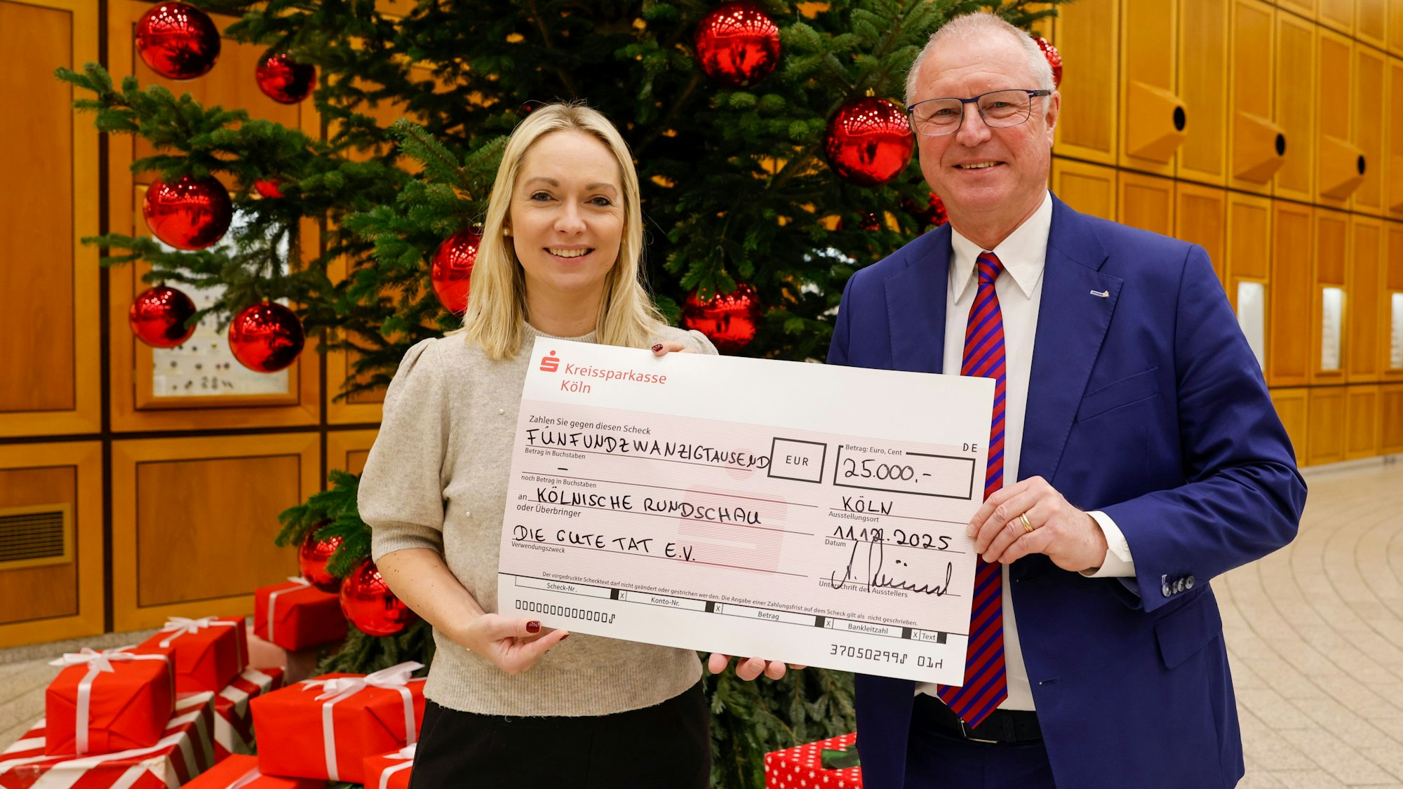 Alexander Wüerst, scheidender Vorstandsvorsitzender der Kreissparkasse Köln, übergibt der Altenhilfe-Vositzenden Julia Heinen ein letztes Mal den Spendenscheck.