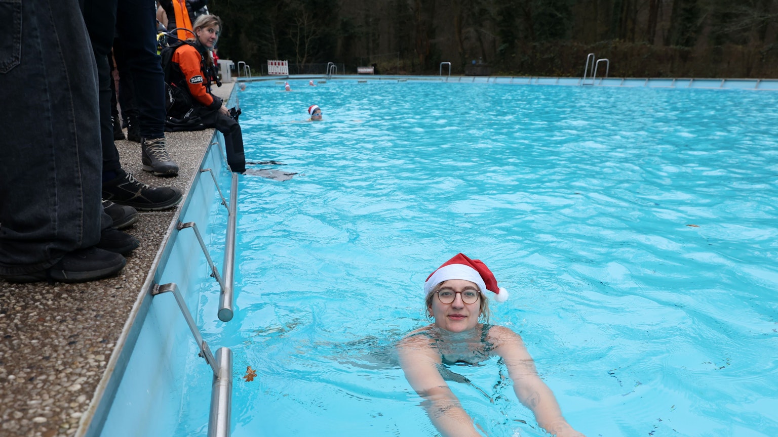 14.12.2025, Köln. Am dritten Advent findet wieder das Eisbaden im Waldbad Dünnwald statt. 330 Menschen sind angemeldet. Unsere Autorin Rika Kulschewski schwimmt mit - eine Reportage. Foto: Martina Goyert