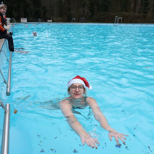 14.12.2025, Köln. Am dritten Advent findet wieder das Eisbaden im Waldbad Dünnwald statt. 330 Menschen sind angemeldet. Unsere Autorin Rika Kulschewski schwimmt mit - eine Reportage. Foto: Martina Goyert