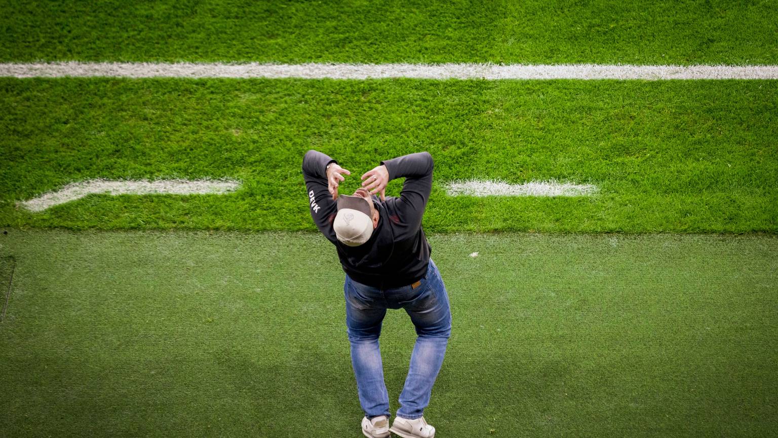 Läuft nicht so: FC-Trainer Lukas Kwasniok verzweifelt beim Spiel in Leverkusen an der Seitenlinie.