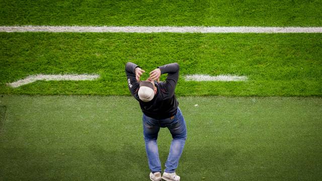 Läuft nicht so: FC-Trainer Lukas Kwasniok verzweifelt beim Spiel in Leverkusen an der Seitenlinie.