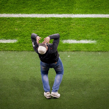 Läuft nicht so: FC-Trainer Lukas Kwasniok verzweifelt beim Spiel in Leverkusen an der Seitenlinie.