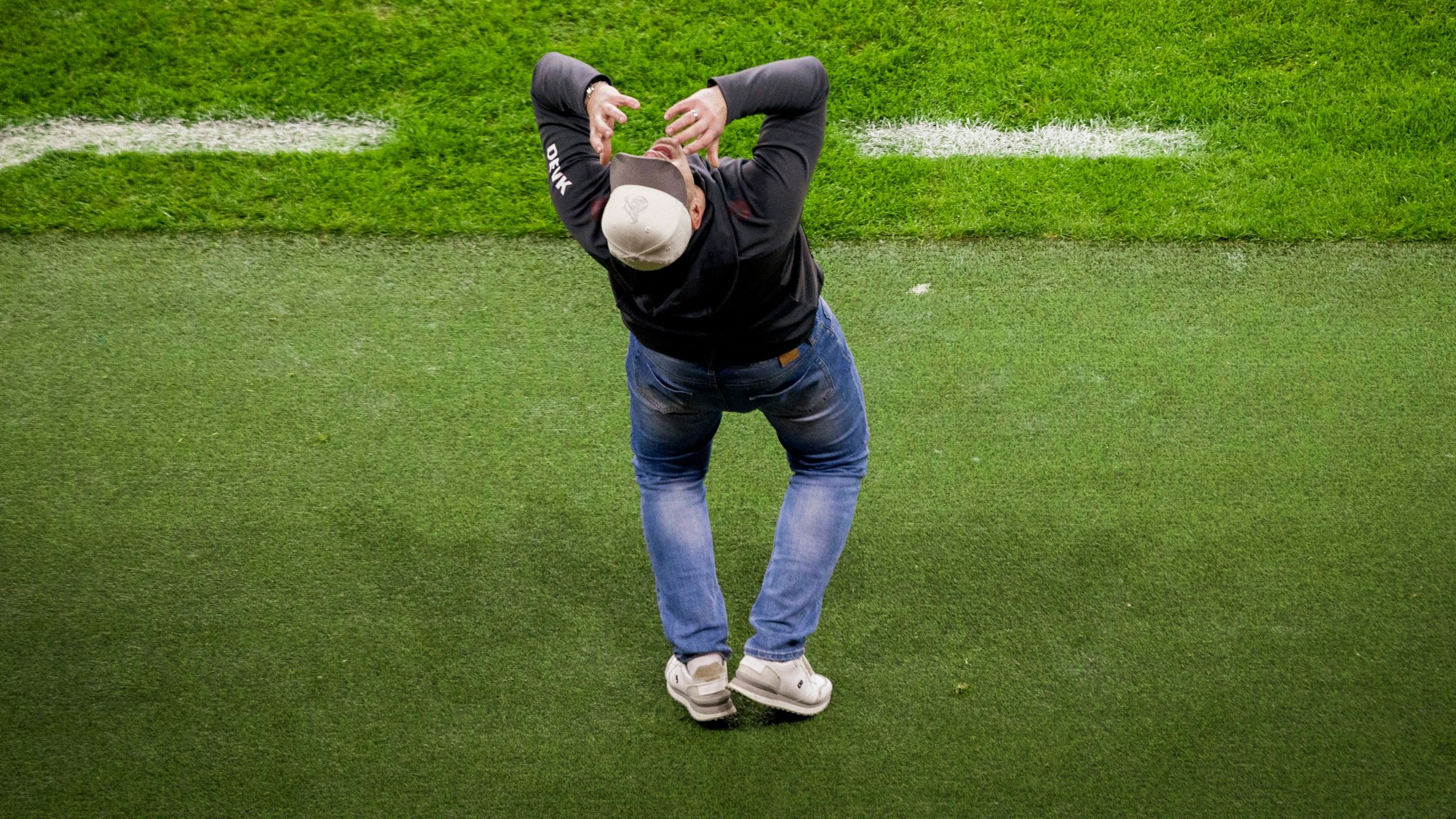 Läuft nicht so: FC-Trainer Lukas Kwasniok verzweifelt beim Spiel in Leverkusen an der Seitenlinie.